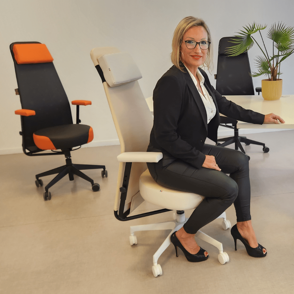 FEMME BLONDE SEULE SUR UN FAUTEUIL ERGONOMIQUE HAPPY-BALL FAUTEUIL DE BUREAU ERGONOMIQUE FRENCH BALL